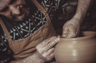 yaşlı adam pot çanak çömlek çarkı Studio'yu kullanarak yapma