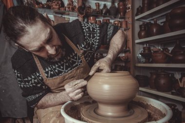 yaşlı adam pot çanak çömlek çarkı Studio'yu kullanarak yapma