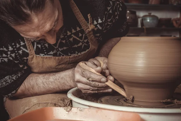 Homme âgé faisant pot en utilisant la roue de poterie en studio — Photo