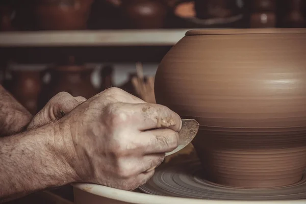 Anciano haciendo olla usando rueda de cerámica en estudio —  Fotos de Stock