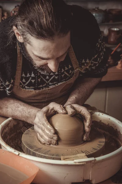 Ενήλικα αρσενικά Πότερ master πολτοποίηση του πηλού — Φωτογραφία Αρχείου