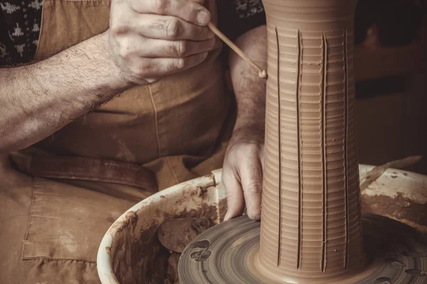 Oudere man maken pot aardewerk wiel met studio — Stockfoto