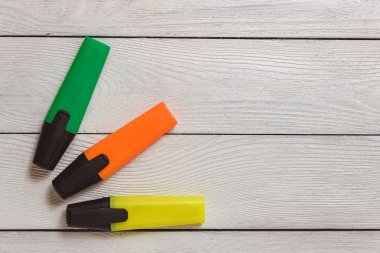 Sarı, yeşil, turuncu vurgulama işaretleri Beyaz ahşap masa, kırtasiye, kopya alanı değil. Geri okul kavram.