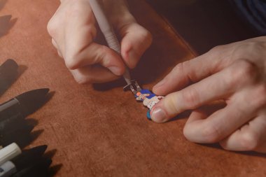 Man el Craft boyama rozeti Wood tarafından işyeri üzerinde kalıcı Marker kapatın. El yapımı kavramı kopya alanı ile.