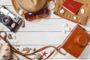 Gezgin öğeleri tatil aksesuarları tatil uzun hafta sonu şeyler ekipman arka plan üstten görünüm kavramı ile boşaltmak