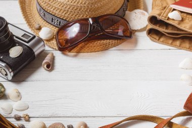 Gezgin öğeleri tatil aksesuarları tatil uzun hafta sonu seyahat in ekipman arka plan kavramı ile boşaltmak