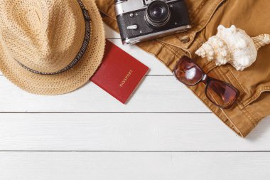 Gezgin öğeleri tatil aksesuarları tatil uzun hafta sonu şeyler ekipman arka plan üstten görünüm kavramı ile boşaltmak