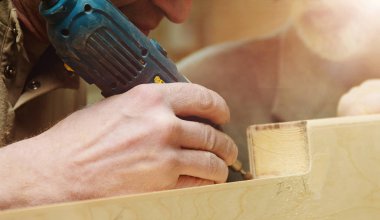 Marangoz Cap ve tahta atölye zımpara kazak closeup. Endüstriyel imalat kavramı.