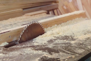 Ben marangoz marangoz ahşap ile çalışma - atölye. Boşaltmak ile elektrik Backsaw.
