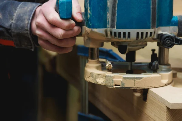 Ξυλουργός εργασίας από την χειροκίνητη άλεση μηχάνημα σε ξυλουργείο με Copyspace. Βιομηχανική βιομηχανίας έννοια. — Φωτογραφία Αρχείου