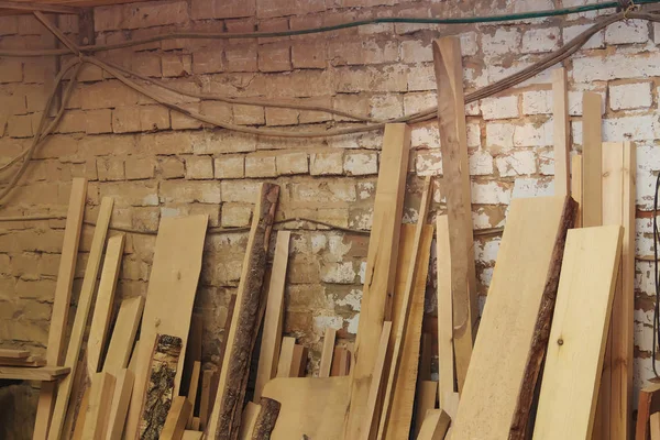 Madera Fábrica Stock y tablero de madera con la naturaleza Negocios Exportación contra fondo de ladrillo . — Foto de Stock