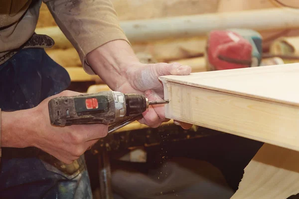 Timmerlieden handen Man werknemer boren hout op bouwplaats. — Stockfoto