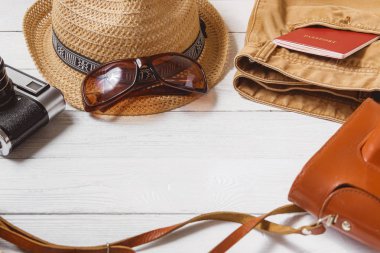 Gezgin öğeleri tatil aksesuarları tatil uzun hafta sonu seyahat in ekipman arka plan kavramı ile boşaltmak