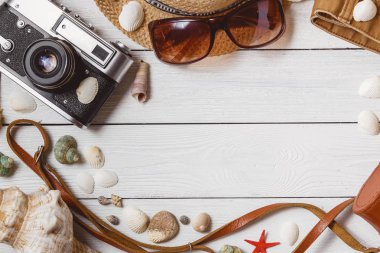 Gezgin öğeleri tatil aksesuarları tatil uzun hafta sonu şeyler ekipman arka plan üstten görünüm kavramı ile boşaltmak