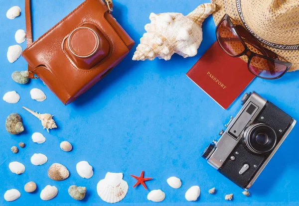 Seyahat etmek tatil aksesuarları tatil hafta sonu şeyler ekipman üzerinde mavi arka plan üstten görünüm kavramı ile boşaltmak