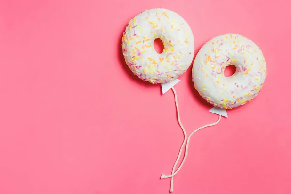 Donut op roze, creatieve voedsel minimalisme, Donut in de vorm van ballon in hemel, bovenaanzicht met kopie ruimte, afgezwakt — Stockfoto