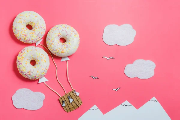 Creatieve voedsel minimalisme, Donut in de vorm van Aerostat in roze hemel met wolken, bergen, bovenaanzicht, kopie ruimte, Travel — Stockfoto