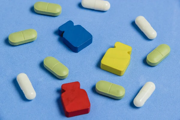 Sortiment an Pillen, Tabletten und Kapseln auf blauem Tisch. — Stockfoto