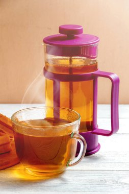 Ev yapımı gözleme eski ahşap masa üzerinde reçelli. Gofret fincan çay ve çaydanlık ile.