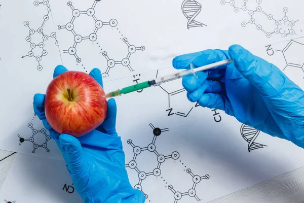 GDO şırıngadan Apple - genetik olarak yeşil sıvı enjekte bilim adamı gıda kavramı modifiye.