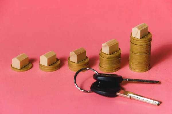 House Models On Top Of Increasing Stacked Coins Over Pink Background. Mortgage Concept with Copyspace. — Stock Photo, Image