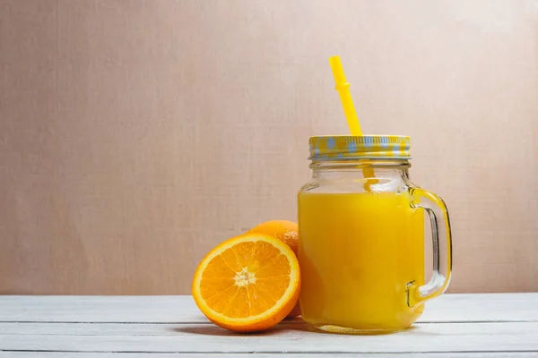 Naranja en rodajas y bebida de jugo sobre fondo de madera blanca. Concepto saludable con Copyspace . — Foto de Stock