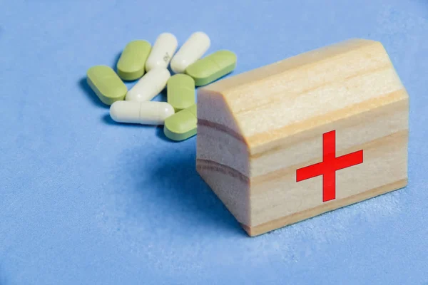 Sortiment an Pillen, Tabletten und Kapseln auf blauem Tisch. Kreatives Konzept für Krankenwagen. — Stockfoto