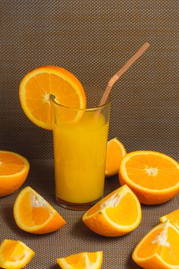 Koyu arka plan üzerine dilimlenmiş portakal ve meyve suyu iç. Sağlıklı kavramı.
