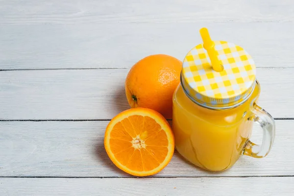 Naranja en rodajas y bebida de jugo sobre fondo de madera blanca. Concepto saludable con Copyspace . — Foto de Stock