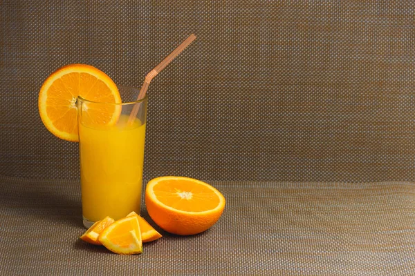 Naranja en rodajas y zumo beben sobre fondo oscuro. Concepto saludable . —  Fotos de Stock