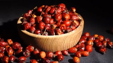 Latince Fructus cynosbati isminde köpek gül kalçalarının makro görüntüsü. Kurumuş gül kalçası alternatif tıpta önemli bir vitamin kaynağıdır..