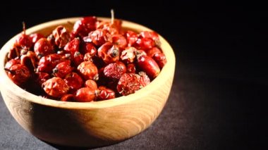 Latince Fructus cynosbati isminde köpek gül kalçalarının makro görüntüsü. Kurumuş gül kalçası alternatif tıpta önemli bir vitamin kaynağıdır..