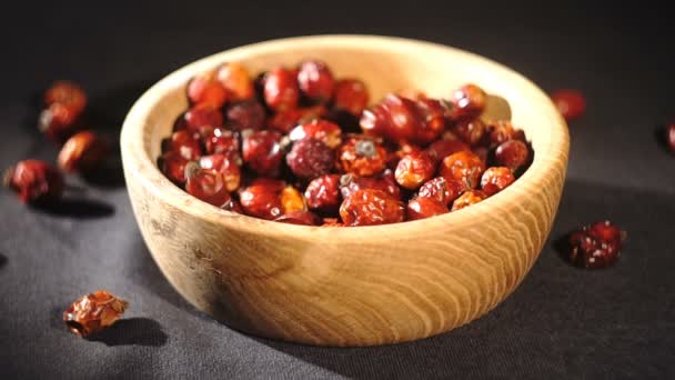 Détail macro vue des hanches de rose de chien dans le bol nom latin Fructus cynosbati. Les cynorrhodons séchés sont une source importante de vitamines en médecine douce . — Video