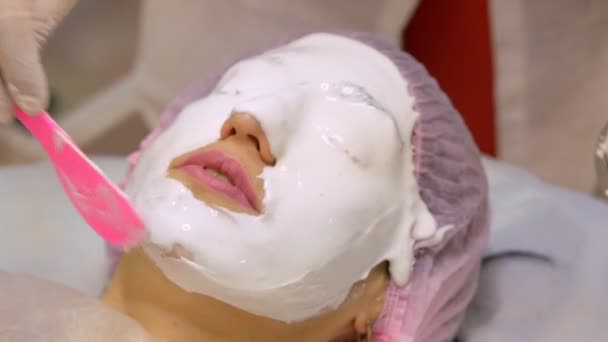 Jonge Vrouw Schoonheidssalon Doet Alginaat Masker Toepassing Van Hydraterende Verzachtende — Stockvideo