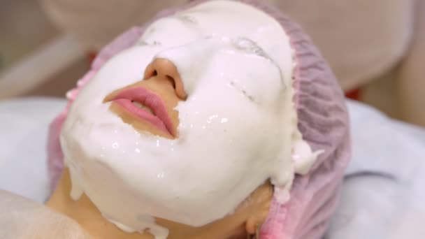 Mujer Joven Salón Belleza Hace Máscara Alginato Aplicación Mascarilla Hidratante — Vídeos de Stock