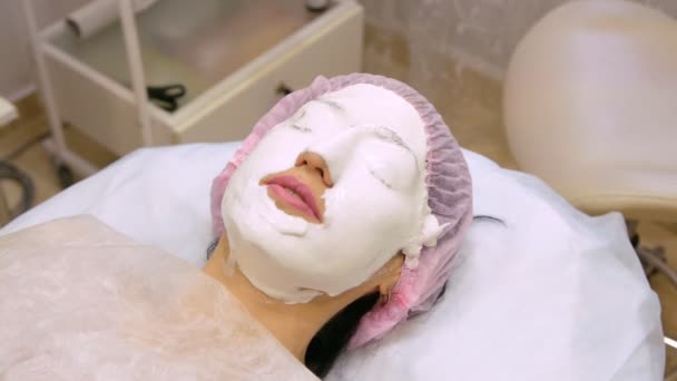 Young Woman Beauty Salon Does Alginate Mask Application Moisturizing Softening — Stock Video