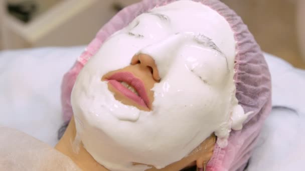 在美容院里的年轻女人做海藻化面罩 应用保湿 再生面膜前保湿 变色等工艺 使面部皮肤发黑 医疗美容设备 — 图库视频影像