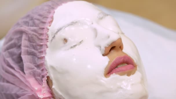 在美容院里的年轻女人做海藻化面罩 应用保湿 再生面膜前保湿 变色等工艺 使面部皮肤发黑 医疗美容设备 — 图库视频影像