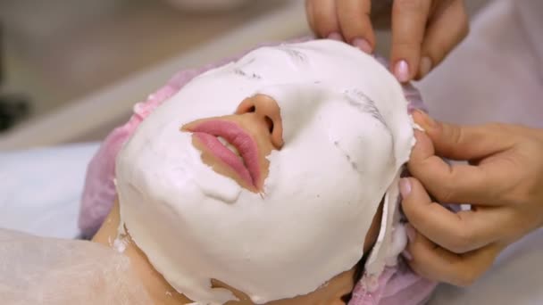 Mujer Joven Salón Belleza Hace Máscara Alginato Aplicación Mascarilla Hidratante — Vídeo de stock