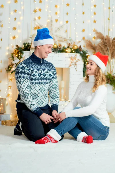 Schönes junges verliebtes Paar hat Spaß an Weihnachten Hintergrund. — Stockfoto