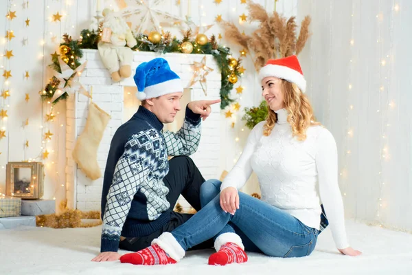 Mooi jong paar in liefde veel plezier op kerst achtergrond. — Stockfoto