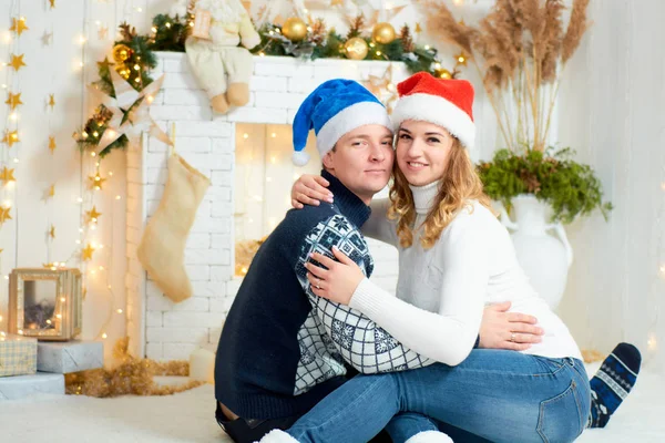 Mooi jong paar in liefde veel plezier op kerst achtergrond. — Stockfoto