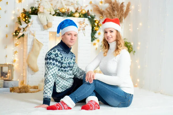 Mooi jong paar in liefde veel plezier op kerst achtergrond. — Stockfoto