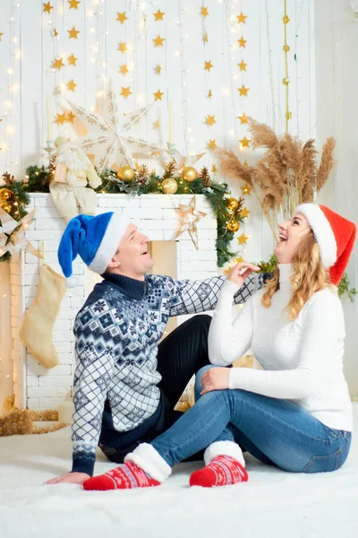 Mooi jong paar in liefde veel plezier op kerst achtergrond. — Stockfoto