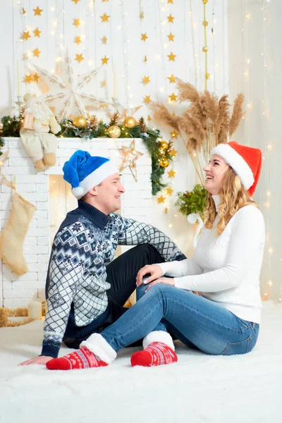 Belo jovem casal apaixonado se divertir no fundo de Natal . — Fotografia de Stock