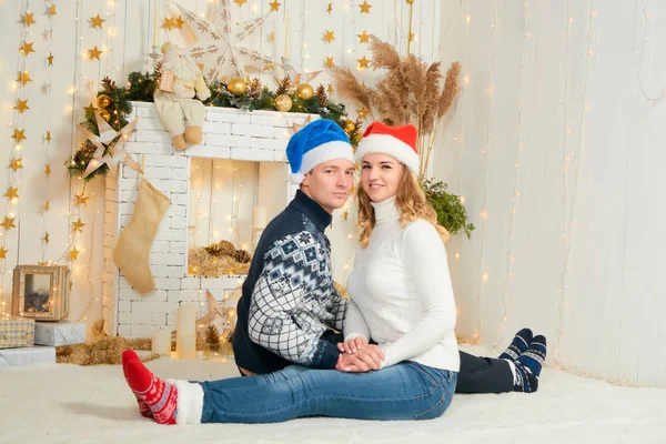 Belo jovem casal apaixonado se divertir no fundo de Natal . — Fotografia de Stock