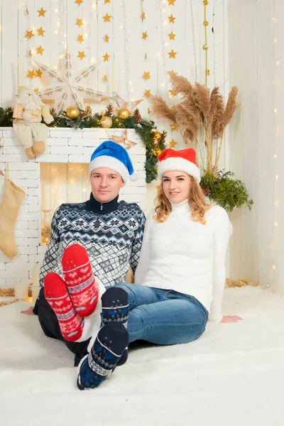Mooi jong paar in liefde veel plezier op kerst achtergrond. — Stockfoto