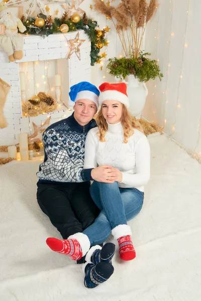 Mooi jong paar in liefde veel plezier op kerst achtergrond. — Stockfoto