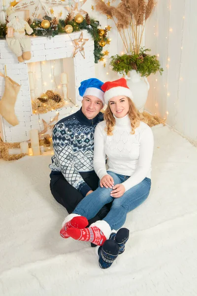 Mooi jong paar in liefde veel plezier op kerst achtergrond. — Stockfoto