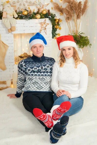 Belo jovem casal apaixonado se divertir no fundo de Natal . — Fotografia de Stock